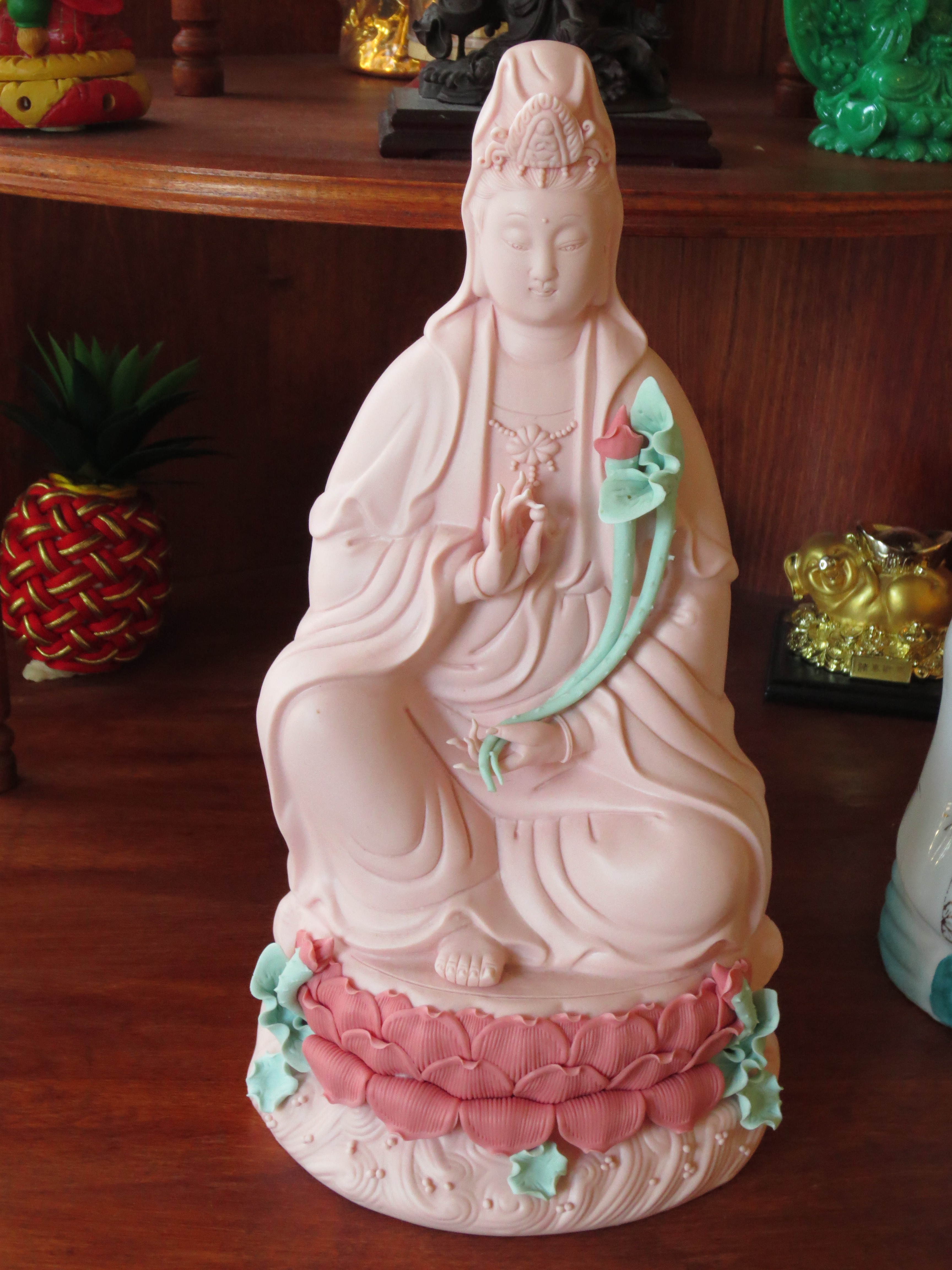 En staty på BLIA av Quan Yin (Avalokiteshvara på Sanskrit), som är medkänslans Buddha