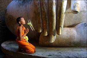 munk vid Buddhastaty