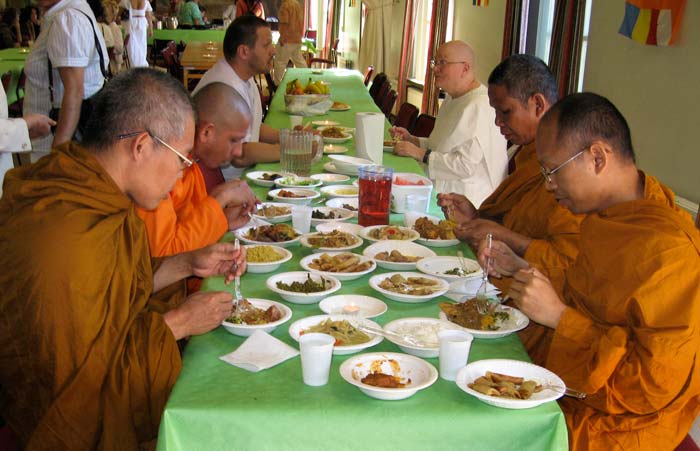 munkar äter lunch