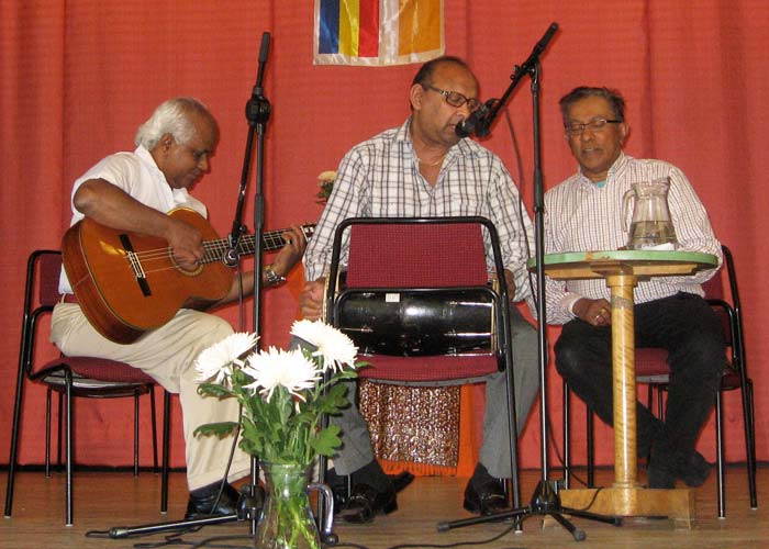 srilankesisk musikgrupp spelar